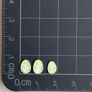 Breloques en argile polymère feuille verte faits à la main petits accessoires DIY pour coque