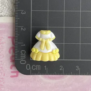 Weißes gelbes Harz Prinzessin Kleid Charme DIY Handwerk Zubehör für Handyhülle Haarnadel