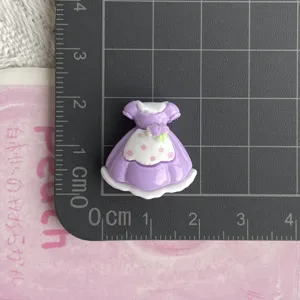 Nahaufnahme der lila Harz Prinzessinnenkleid Cabochon, ideal für Handyhülle und Haarnadel.