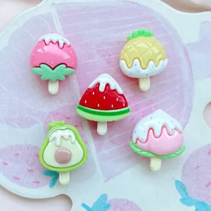 Dettaglio mini ciondoli in resina gelato frutta, simpatico fai da te e decorazione bambole.