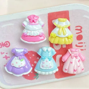 Nahaufnahme bunter Harz Lolita Kleid Flatback Charms für DIY Handyhüllen und Handarbeiten.