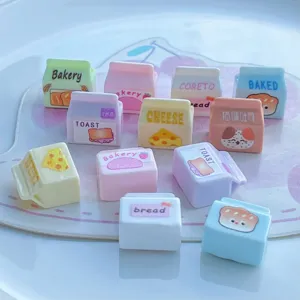 Nahaufnahme Detail süßer Miniatur Brot Milchkarton Harz Anhänger für DIY Handwerk Zubehör.