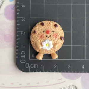Hars schattige koekje cabochon met wit bloem detail, ideaal voor DIY telefoonhoesje accessoires.