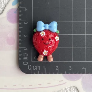 Hars aardbei bedel detail, schattige strik en bloemen voor DIY telefoonhoesje.