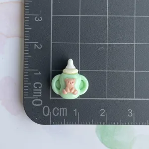 Kleine Harz Babyflasche Anhänger mit Bär Detail für DIY Handwerk und Haarschmuck Zubehör.