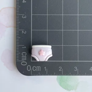 Detailansicht Kunstharz Baby Windel Anhänger, Mini rosa Stern Bastelzubehör, süßes DIY Haarteil.