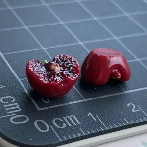 Mini ciondoli di ciliegie in resina per accessori di custodia per cellulare fai da te.