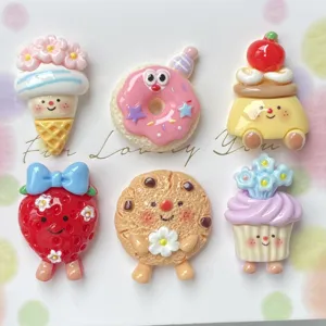 Detailopname van schattige hars voedsel cabochons voor DIY telefoonhoesje decoratie.