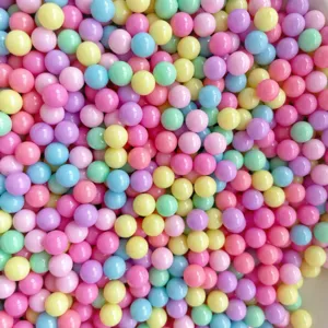 Vue détaillée de perles macarons colorées, perles rondes brillantes sans trou pour remplissage.