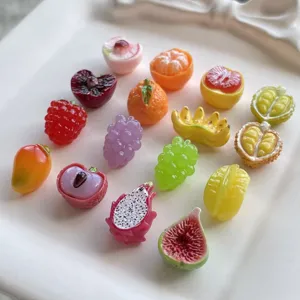 Ciondoli in resina di frutta in miniatura, perfetti per accessori di cover e creazione di gioielli.