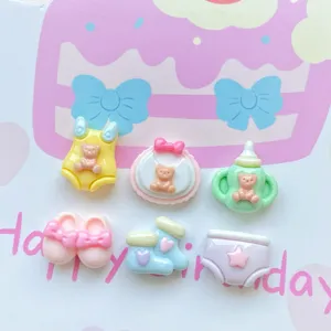 Detailaufnahme süßer Mini-Harz-Babyzubehörteile, flache Charms für DIY-Haarspangen.
