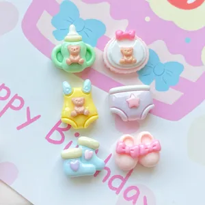 Nahaufnahme Detail von süßen Mini Harz Baby Thema Cabochons für DIY Haarschmuck Basteln.
