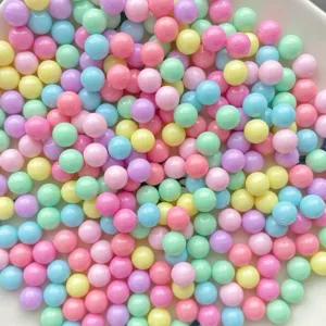 Détail de perles rondes sans trou colorées macaron brillantes pour loisirs créatifs et remplissage.