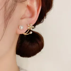 Detalle de pendientes de perla de flor de diamante de plata S925, diseño asimétrico.