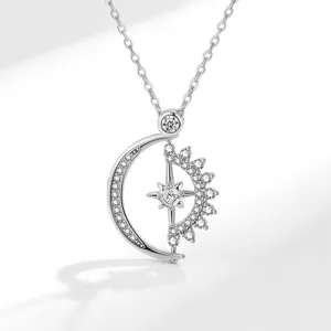Collar con colgante giratorio de sol y luna de plata S925 vista de detalle exquisita.