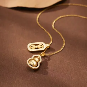 Collar con colgante de calabaza y vajra de plata esterlina chapada en oro detalle.