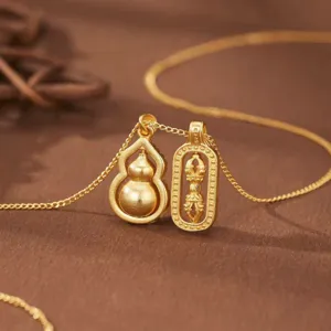 Primer plano detallado del collar con dije de calabaza y vajra en plata S925 dorada.