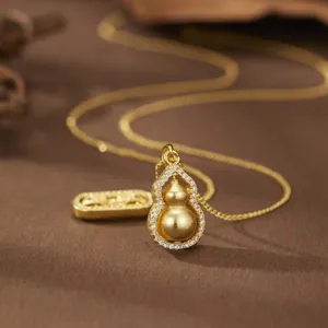 Collar con colgante de doble calabaza de plata de ley chapada en oro con detalles de diamantes.
