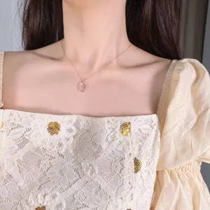 Elegante collar de plata 925 de sol luna corazón con un delicado colgante giratorio.