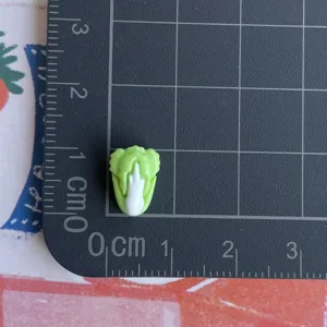 Dettaglio cabochon cavolo in resina miniatura, ideale per decorazione unghie e fai da te.