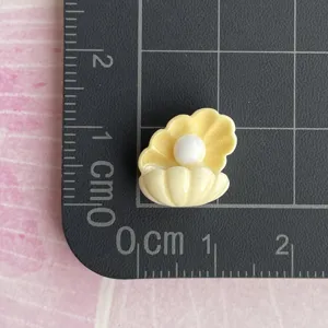 Resin seashell pearl charm detail view, perfect for DIY phone case and hairpin decoration.