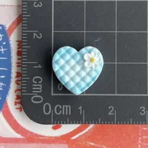 Blauer karierter Herz-Harz-Anhänger mit kleiner weißer Blume für DIY-Schmuck und Haarnadeln.