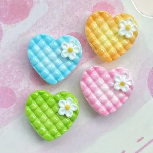 Mini gitter herzkeks harz anhänger mit süßen weißen blumen für diy haarnadeln und schlüsselanhänger.