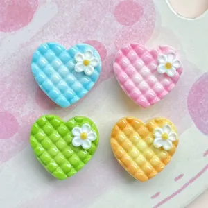 Mini Gitter Herz Harz Charms mit süssen weissen Blumen für DIY Haarnadeln und Schlüsselanhänger.