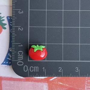 Mini cabochon in resina a forma di pomodoro per nail art e decorazioni fai da te dettaglio.