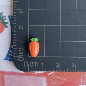 Vista dettagliata di ciondolo carota in resina, ideale per nail art e accessori fai da te.