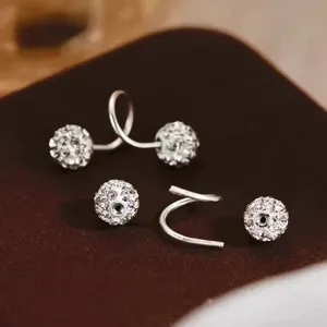 Primer plano detallado de pendientes de hélice de bola de circón parpadeante con detalles finos.