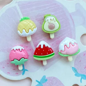 Primo piano di simpatici mini accessori in resina a forma di gelato alla frutta per fai da te.