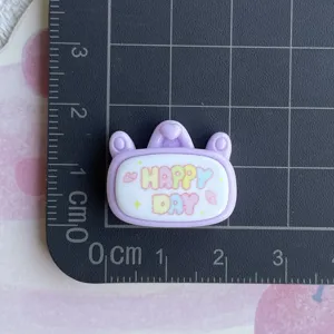 Cabochon de resina morada con estampado feliz colorido para funda de teléfono y horquilla DIY.