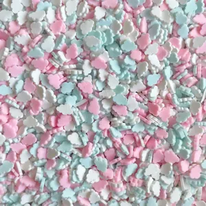 Gros plan de paillettes en argile polymère nuage rose, bleu et blanc pour loisirs créatifs.