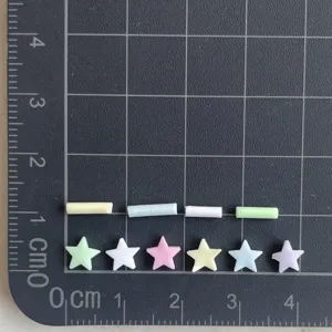 Perles en argile polymere pastel etoiles et cylindres pour deco etui telephone DIY.