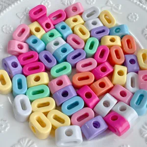 Cuentas ovaladas de acrilico de colores con agujeros para collares de telefono accesorios.