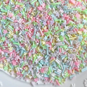 Gros plan de vermicelles en argile polymère colorée, idéal pour les loisirs créatifs DIY.