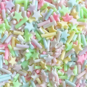 Paillettes étoiles et bâtonnets en argile polymère pastel pour coque de téléphone DIY.