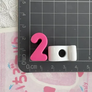 Abalorio de acrílico número 2 y componente blanco para manualidades y dijes de joyería.