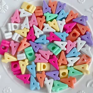 Cuentas de números de acrílico de colores con agujeros para hacer joyas y accesorios de bricolaje.