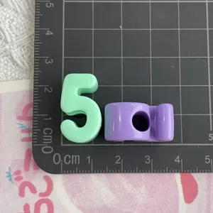 Abalorios acrílicos de números y dijes accesorios DIY para cadenas de teléfonos y joyería artesanal.