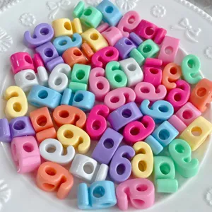 Abalorios de números de acrílico de colores con agujeros para joyería DIY y manualidades.