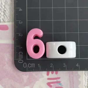 Cuenta numerica de acrilico y abalorio cilindrico blanco para joyeria artesanal y llavero.