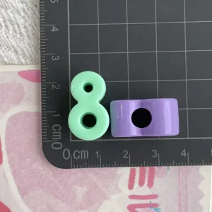 Abalorios acrílicos número 8 con agujero, dijes coloridos DIY para correas de teléfono y bisutería.