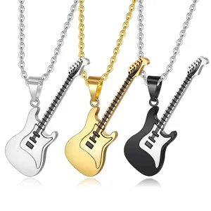 Detailansicht von Hip-Hop-Gitarren-Halskettenanhängern in Gold, Silber und Schwarz