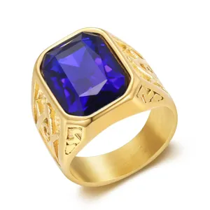 Dettaglio ravvicinato di un anello da uomo in acciaio inossidabile con grande gemma blu