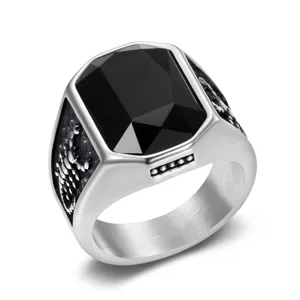 Anello da uomo in acciaio al titanio con grande gemma nera e rilievo di scorpione art