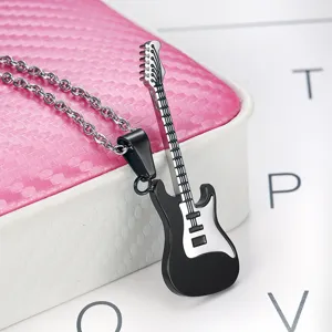 Nahaufnahme eines stilvollen schwarz-silbernen Gitarrenanhängers an einer Stahlkette