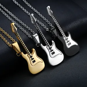 Detailansicht von drei gitarrenförmigen Anhängern in Gold, Silber und Schwarz Ausführung.