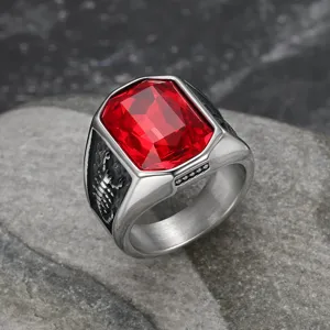 Primo piano di anello da uomo in acciaio al titanio con gemma rossa e scorpione